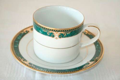 12x gorgeous Royal Avon fine porcelain cups & saucers in the amazing Julien pattern w/ green & gold