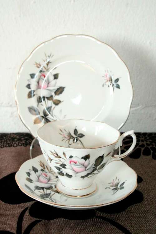 **RS17** An incredible vintage"Royal Albert fine bone china Queen's Messenger pattern trio bid/ trio