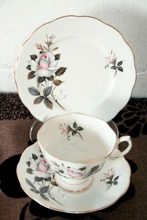 **RS17** An incredible vintage"Royal Albert fine bone china Queen's Messenger pattern trio bid/ trio