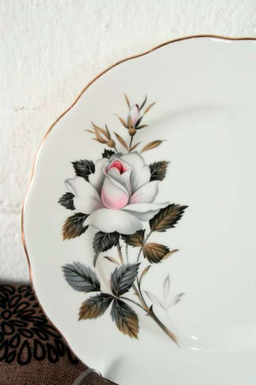 **RS17** An incredible vintage"Royal Albert fine bone china Queen's Messenger pattern trio bid/ trio