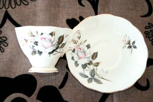**RS17** An incredible vintage"Royal Albert fine bone china Queen's Messenger pattern trio bid/ trio