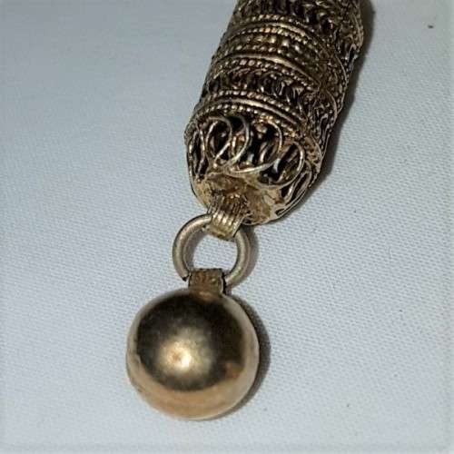 A fabulous vintage ladies screw-on earring set w/ superb fine filigree detailing in great condition