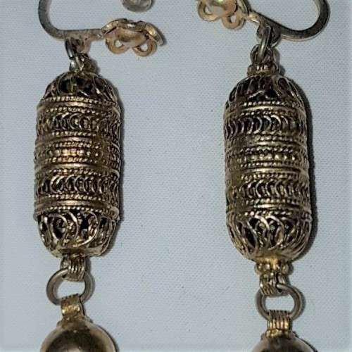 A fabulous vintage ladies screw-on earring set w/ superb fine filigree detailing in great condition