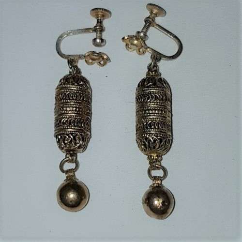 A fabulous vintage ladies screw-on earring set w/ superb fine filigree detailing in great condition