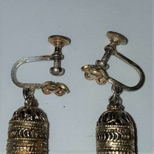 A fabulous vintage ladies screw-on earring set w/ superb fine filigree detailing in great condition