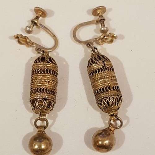 A fabulous vintage ladies screw-on earring set w/ superb fine filigree detailing in great condition