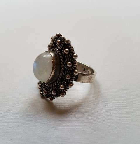 An exquisite "filigree" detailed sterling silver (925) ladies ring with a gorgeous oval moonstone