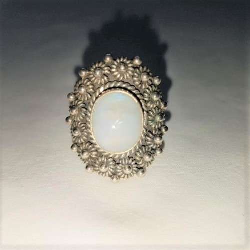 An exquisite "filigree" detailed sterling silver (925) ladies ring with a gorgeous oval moonstone