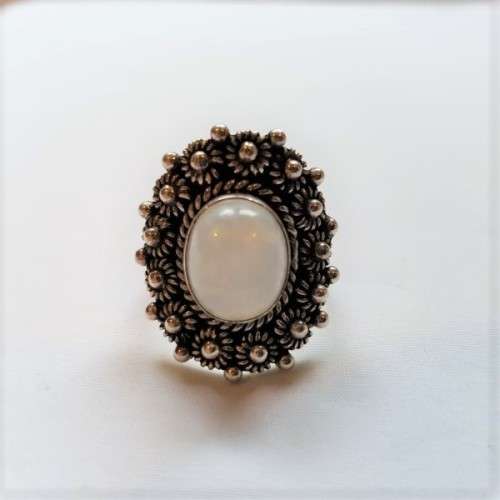 An exquisite "filigree" detailed sterling silver (925) ladies ring with a gorgeous oval moonstone