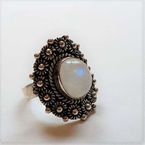 An exquisite "filigree" detailed sterling silver (925) ladies ring with a gorgeous oval moonstone