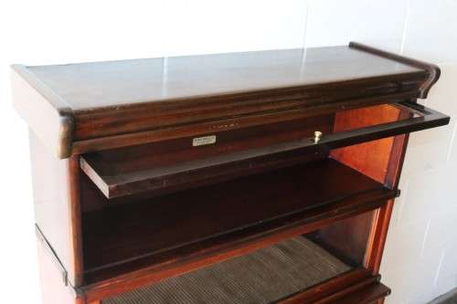 A superb antique "Globe Wernicke" Mahogany 3-section stacking bookcase w glass doors - high quality!