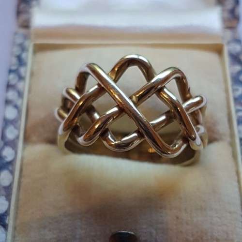 An incredible 14ct yellow gold ladies 4-band "puzzle" ring in its presentation box = stunning!!!