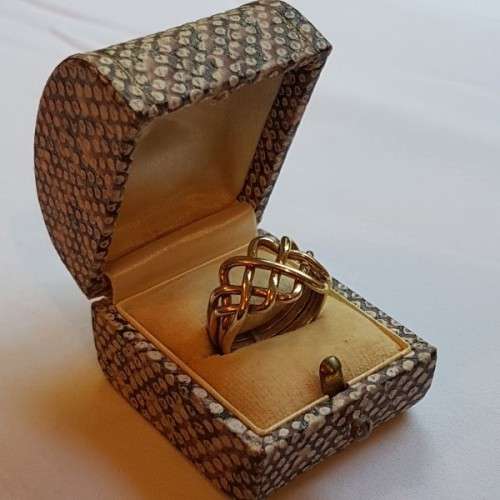 An incredible 14ct yellow gold ladies 4-band "puzzle" ring in its presentation box = stunning!!!