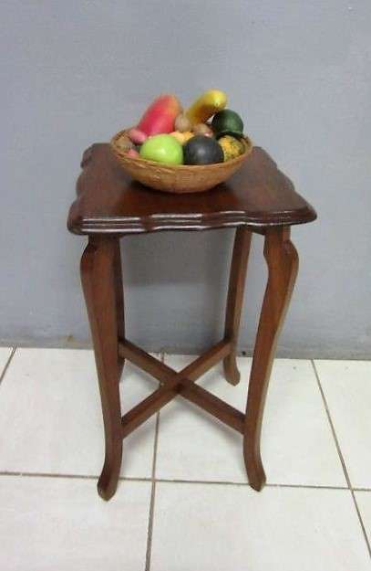 A lovely vintage Oak occasional/ display/ side table - perfect in your living area!