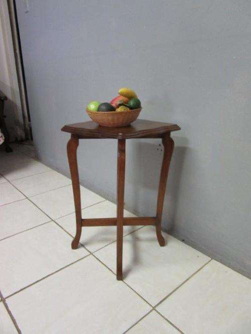A lovely vintage Oak occasional/ display/ side table - perfect in your living area!