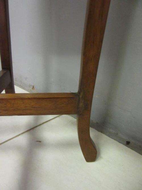 A lovely vintage Oak occasional/ display/ side table - perfect in your living area!