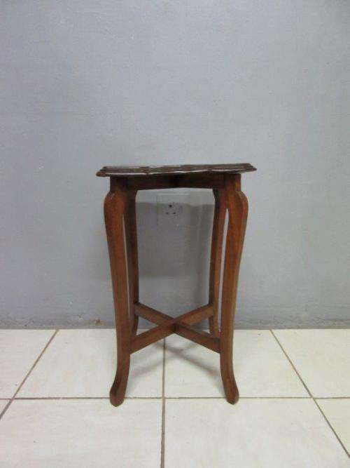 A lovely vintage Oak occasional/ display/ side table - perfect in your living area!