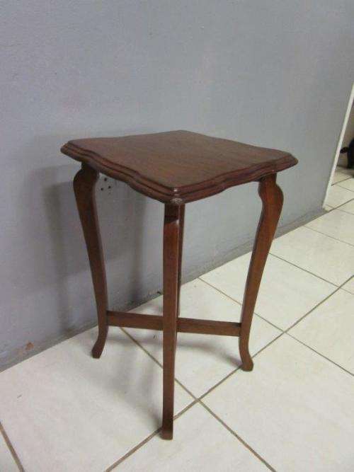 A lovely vintage Oak occasional/ display/ side table - perfect in your living area!