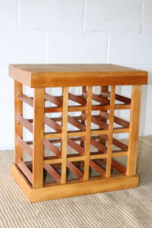 A fabulous 16 bottle solid Oak wine rack with individual wine bottle slots in excellent condition!