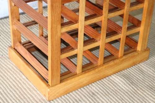 A fabulous 16 bottle solid Oak wine rack with individual wine bottle slots in excellent condition!