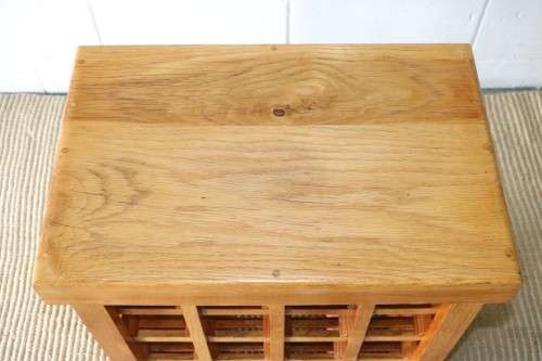 A fabulous 16 bottle solid Oak wine rack with individual wine bottle slots in excellent condition!