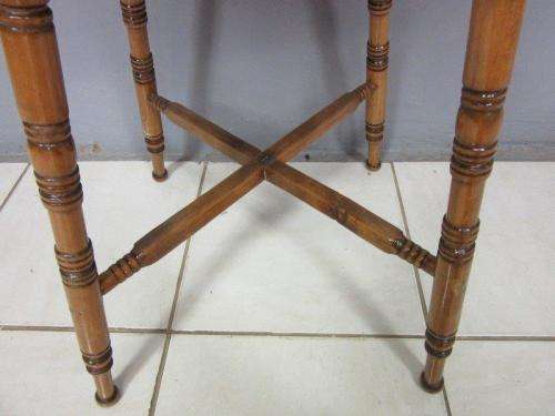 A stunning Ashwood display/ occasional table in great condition - perfect lamp table! - RS17Sale