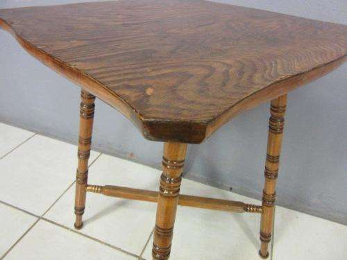 A stunning Ashwood display/ occasional table in great condition - perfect lamp table! - RS17Sale