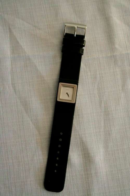 A fabulous original Guess ladies quartz wrist watch in its original pouch w/ purchase guarantee card