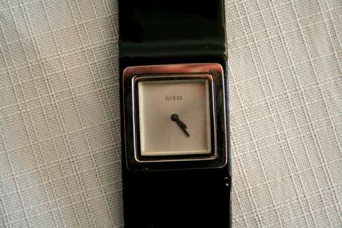A fabulous original Guess ladies quartz wrist watch in its original pouch w/ purchase guarantee card