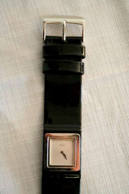 A fabulous original Guess ladies quartz wrist watch in its original pouch w/ purchase guarantee card