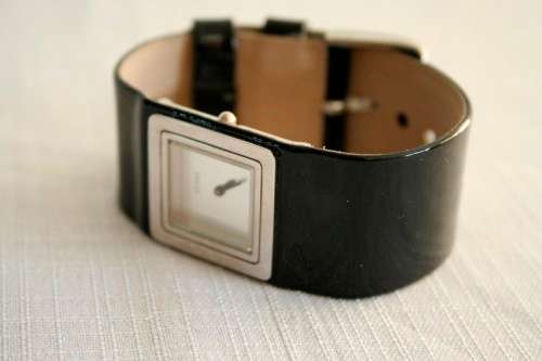 A fabulous original Guess ladies quartz wrist watch in its original pouch w/ purchase guarantee card