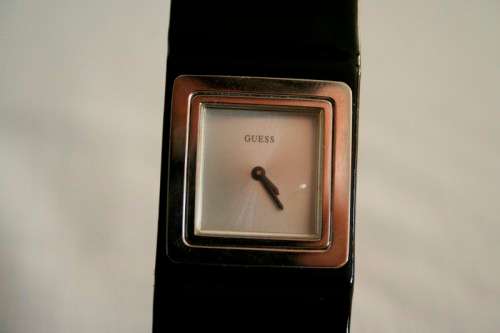 A fabulous original Guess ladies quartz wrist watch in its original pouch w/ purchase guarantee card