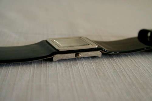 A fabulous original Guess ladies quartz wrist watch in its original pouch w/ purchase guarantee card