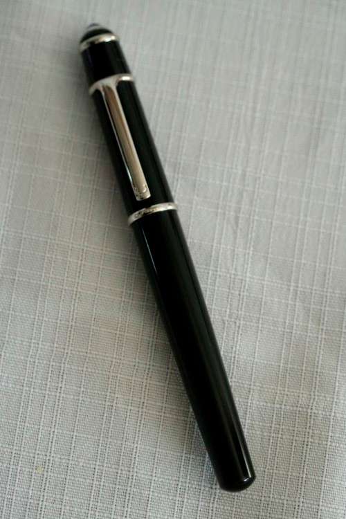 An superb original "Diabolo de Cartier" fountain pen in its presentation box with the certificate
