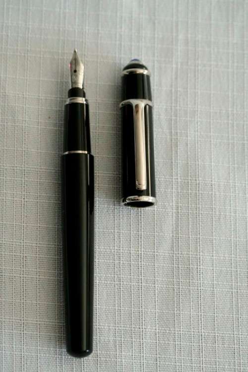 An superb original "Diabolo de Cartier" fountain pen in its presentation box with the certificate