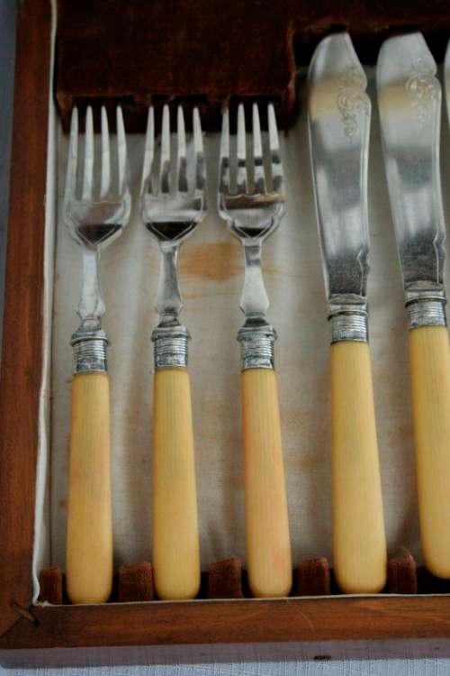 A superb vintage sterling silver cuff bone handle fish knife and fork set in its wooden canteen
