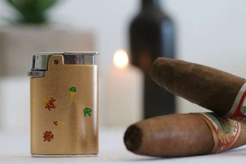 A lovely Ronson Varaflame "Starfire" lighter with a custom "leaf" design in the original box