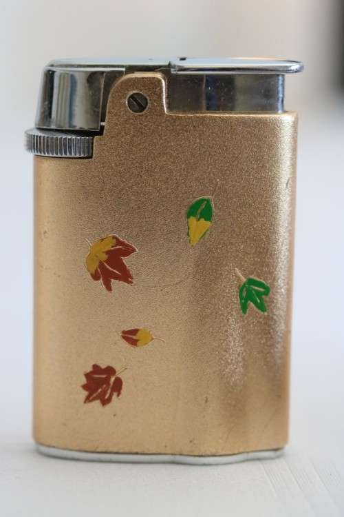 A lovely Ronson Varaflame "Starfire" lighter with a custom "leaf" design in the original box