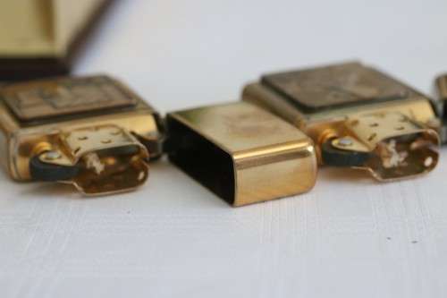 A magnificent "World War II - a remembrance" Zippo set w 4x lighters and a key ring - stunning gift!