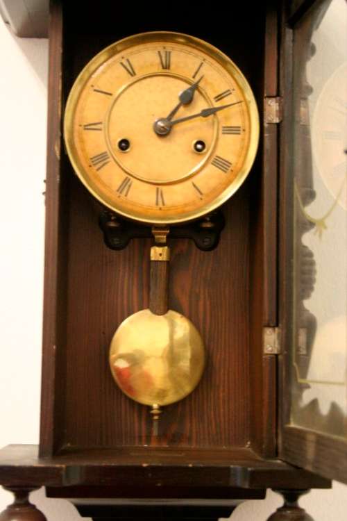 **RS17** A vintage mechanical wall clock with a spiral gong in complete working condition - RS17CL