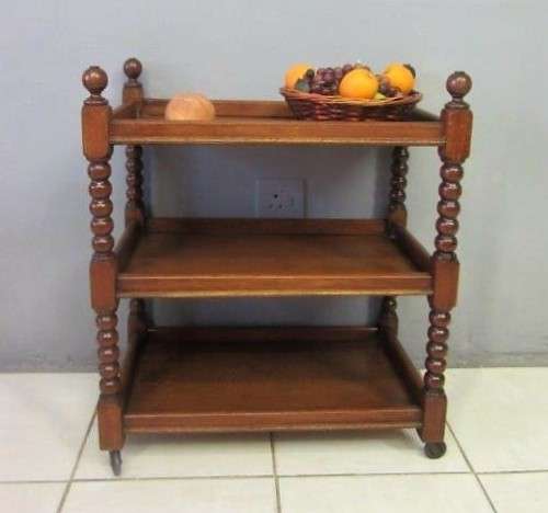 An awesome vintage teak drinks/ tea trolley on castors with turned bobbin legs in good condition!!