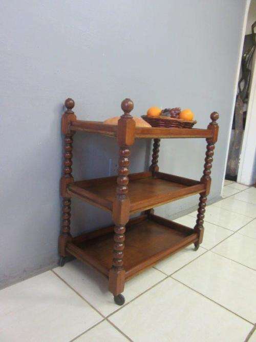 An awesome vintage teak drinks/ tea trolley on castors with turned bobbin legs in good condition!!