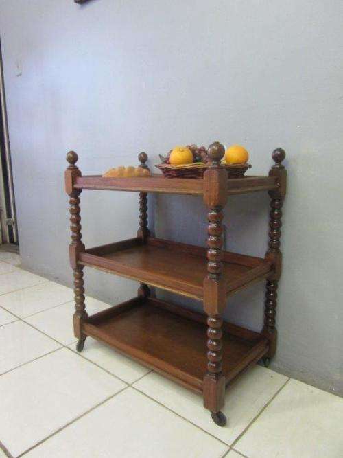 An awesome vintage teak drinks/ tea trolley on castors with turned bobbin legs in good condition!!