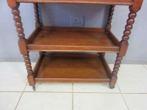 An awesome vintage teak drinks/ tea trolley on castors with turned bobbin legs in good condition!!
