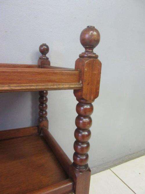 An awesome vintage teak drinks/ tea trolley on castors with turned bobbin legs in good condition!!