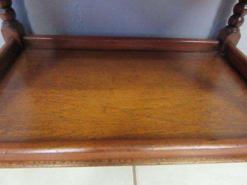 An awesome vintage teak drinks/ tea trolley on castors with turned bobbin legs in good condition!!