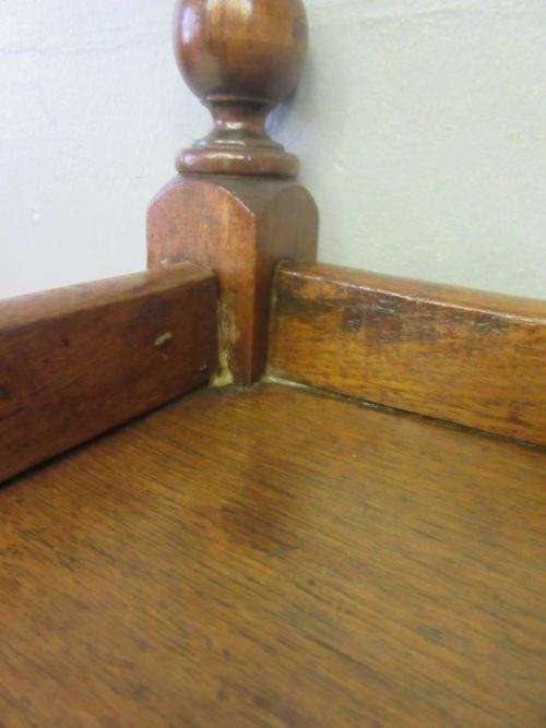 An awesome vintage teak drinks/ tea trolley on castors with turned bobbin legs in good condition!!