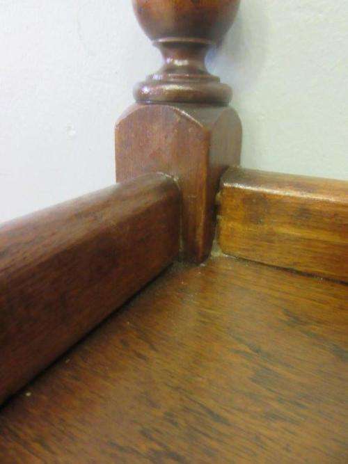 An awesome vintage teak drinks/ tea trolley on castors with turned bobbin legs in good condition!!