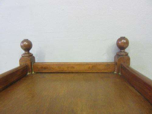 An awesome vintage teak drinks/ tea trolley on castors with turned bobbin legs in good condition!!