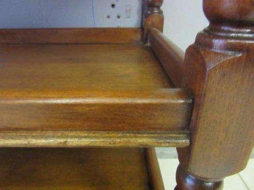 An awesome vintage teak drinks/ tea trolley on castors with turned bobbin legs in good condition!!